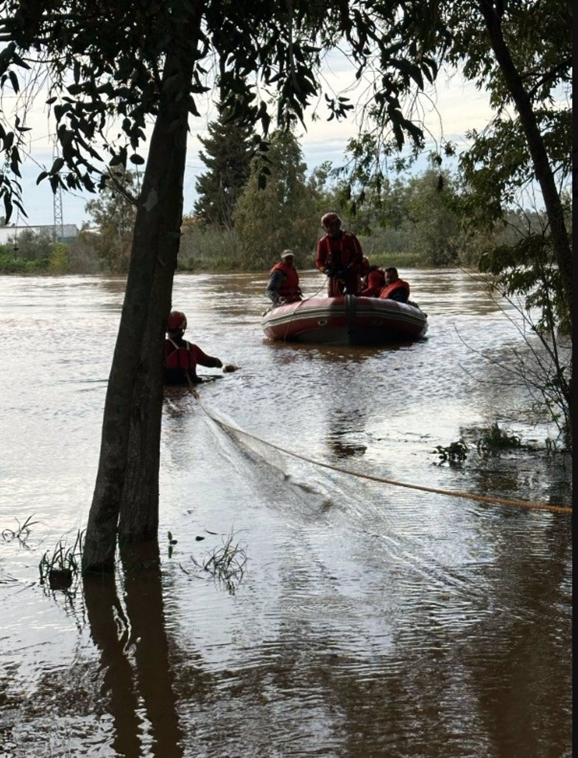 Cuatro rescatados en Barbaño tras verse sorprendidos por la crecida del río Cuatro rescatados en Barbaño tras verse sorprendidos por la crecida del río