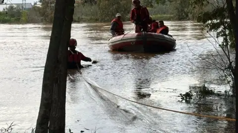 Cuatro rescatados en Barbaño tras verse sorprendidos por la crecida del río Cuatro rescatados en Barbaño tras verse sorprendidos por la crecida del río