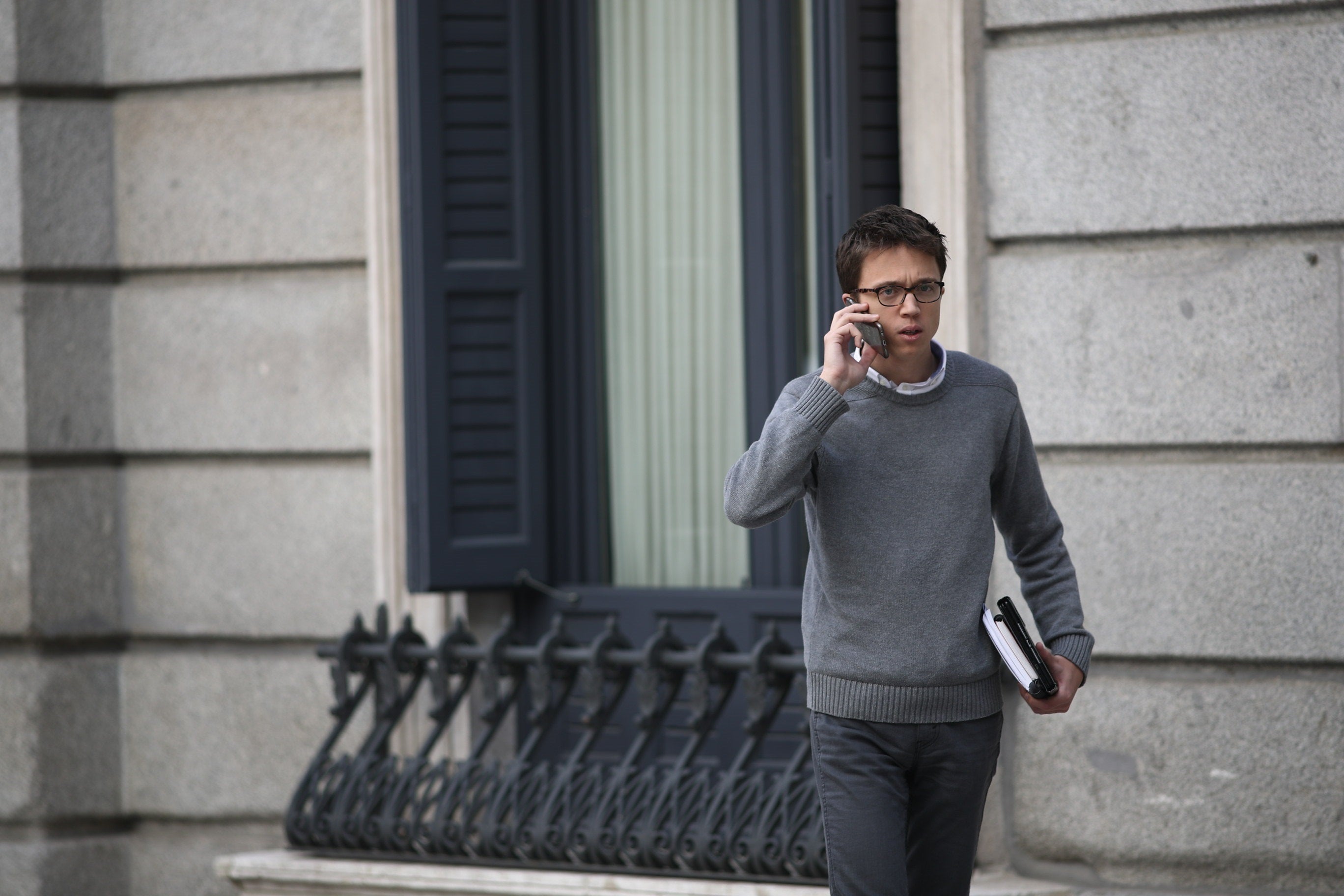 El juez pide a Íñigo Errejón que entregue su móvil a la policía para analizar las conversaciones con Elisa Mouliaá El juez pide a Íñigo Errejón que entregue su móvil a la policía para analizar las conversaciones con Elisa Mouliaá