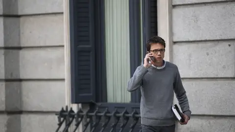 Errejón hablando por el móvil en el Congreso. Errejón hablando por el móvil en el Congreso.