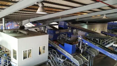 Interior de la planta de basuras de la sierra del Cremats de Elche. Interior de la planta de basuras de la sierra del Cremats de Elche.