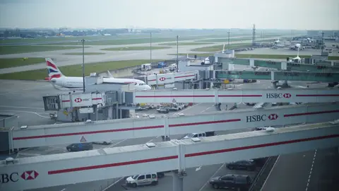 El aeropuerto de Heathrow, en Londres, reanuda su actividad tras un incendio que ha afectado a miles de vuelos El aeropuerto de Heathrow, en Londres, reanuda su actividad tras un incendio que ha afectado a miles de vuelos