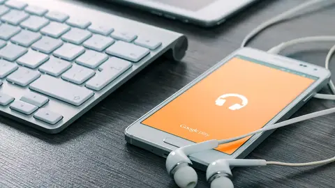 Imagen de dispositivos electrónicos reproduciendo audios Imagen de dispositivos electrónicos reproduciendo audios