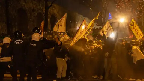 Protestas contra la detención del alcalde de Estambul. Protestas contra la detención del alcalde de Estambul.