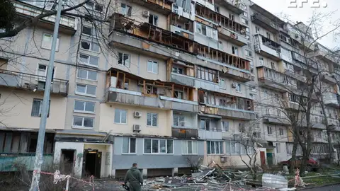 Destrozos causados en un edificio por el ataque ruso con drones contra Kiev, que provocó la muerte de al menos tres personas. Destrozos causados en un edificio por el ataque ruso con drones contra Kiev, que provocó la muerte de al menos tres personas.