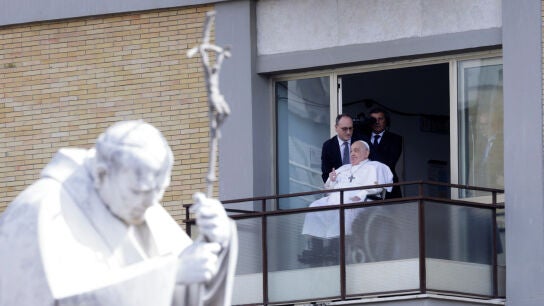 El Papa Francisco saluda a los fieles desde el hospital en su primera aparici&oacute;n p&uacute;blica desde su ingreso