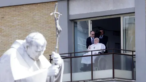 El Papa Francisco saluda a los fieles desde el hospital en su primera aparición pública desde su ingreso El Papa Francisco saluda a los fieles desde el hospital en su primera aparición pública desde su ingreso