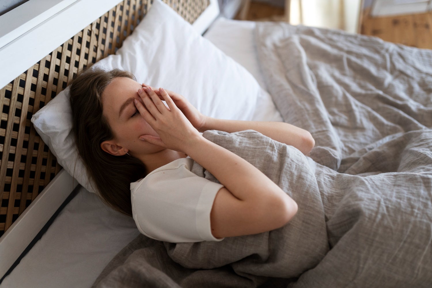 Siete hábitos nocturnos de las personas que se despiertan varias veces por la noche, según la psicología Siete hábitos nocturnos de las personas que se despiertan varias veces por la noche, según la psicología