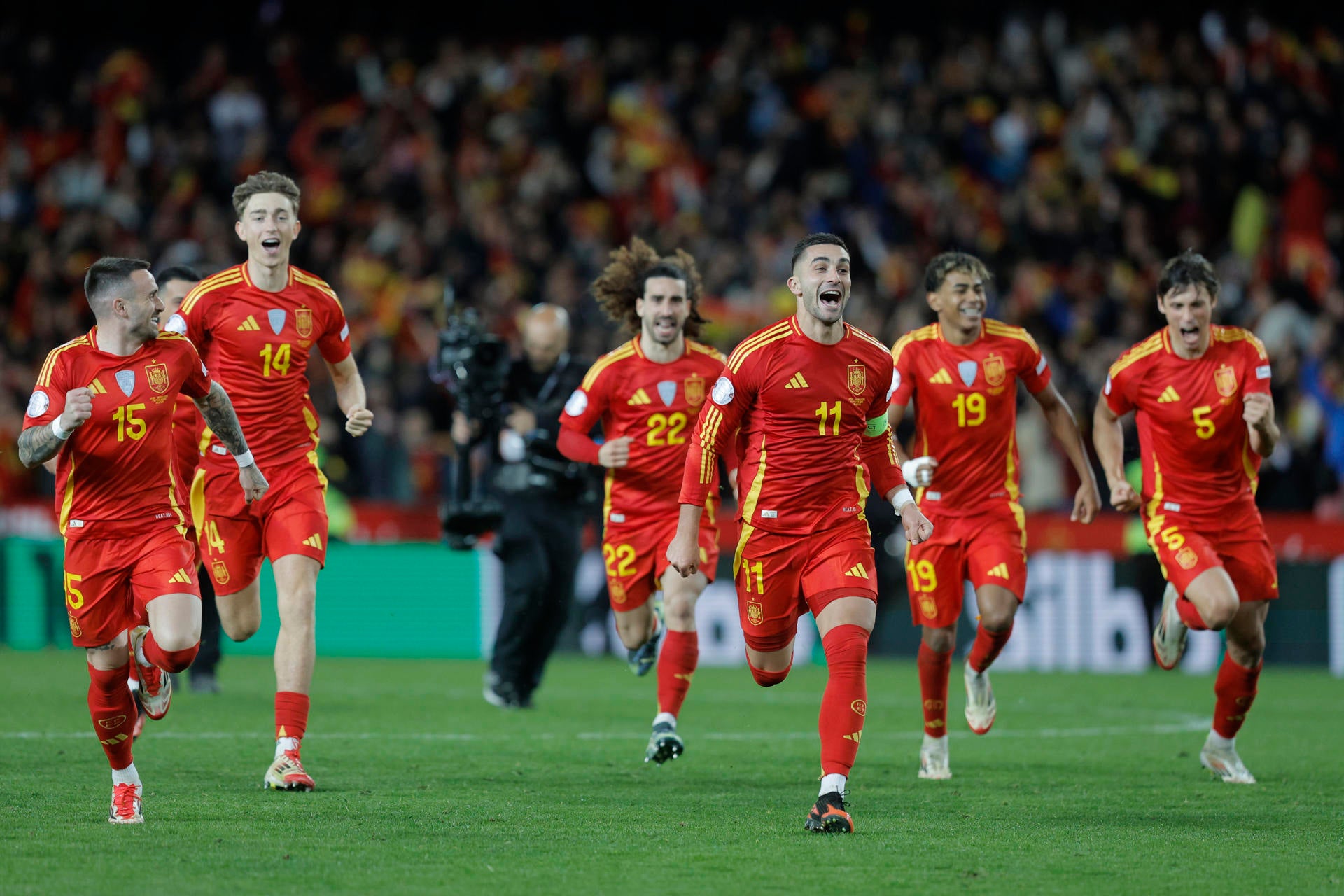 Unai Simón mantiene vivo el sueño de la triple corona de De La Fuente Unai Simón mantiene vivo el sueño de la triple corona de De La Fuente