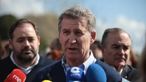 Alberto Núñez Feijóo atiende a los medios de comunicación desde Talavera de la Reina Alberto Núñez Feijóo atiende a los medios de comunicación desde Talavera de la Reina