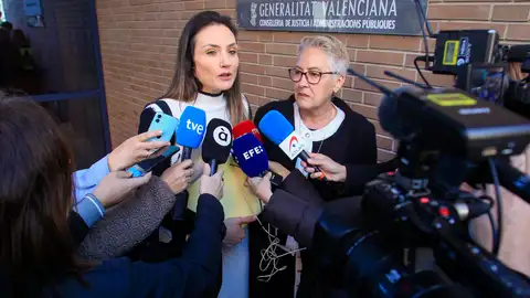 La abogada Raquel Sánchez y la abuela de Aitor, Marta Gonzálvez La abogada Raquel Sánchez y la abuela de Aitor, Marta Gonzálvez