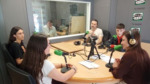 Sergio Aviles y tres de los integrantes de las bandas de rock de los IES Sixto Marco y Cayetano Sempere