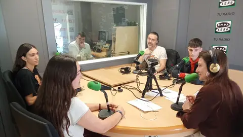 Sergio Aviles y tres de los integrantes de las bandas de rock de los IES Sixto Marco y Cayetano Sempere Sergio Aviles y tres de los integrantes de las bandas de rock de los IES Sixto Marco y Cayetano Sempere