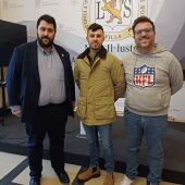 El alcalde de Nules, David García, con Alejandro Barrios y el concejal de Nules, Guillermo Latorre. 