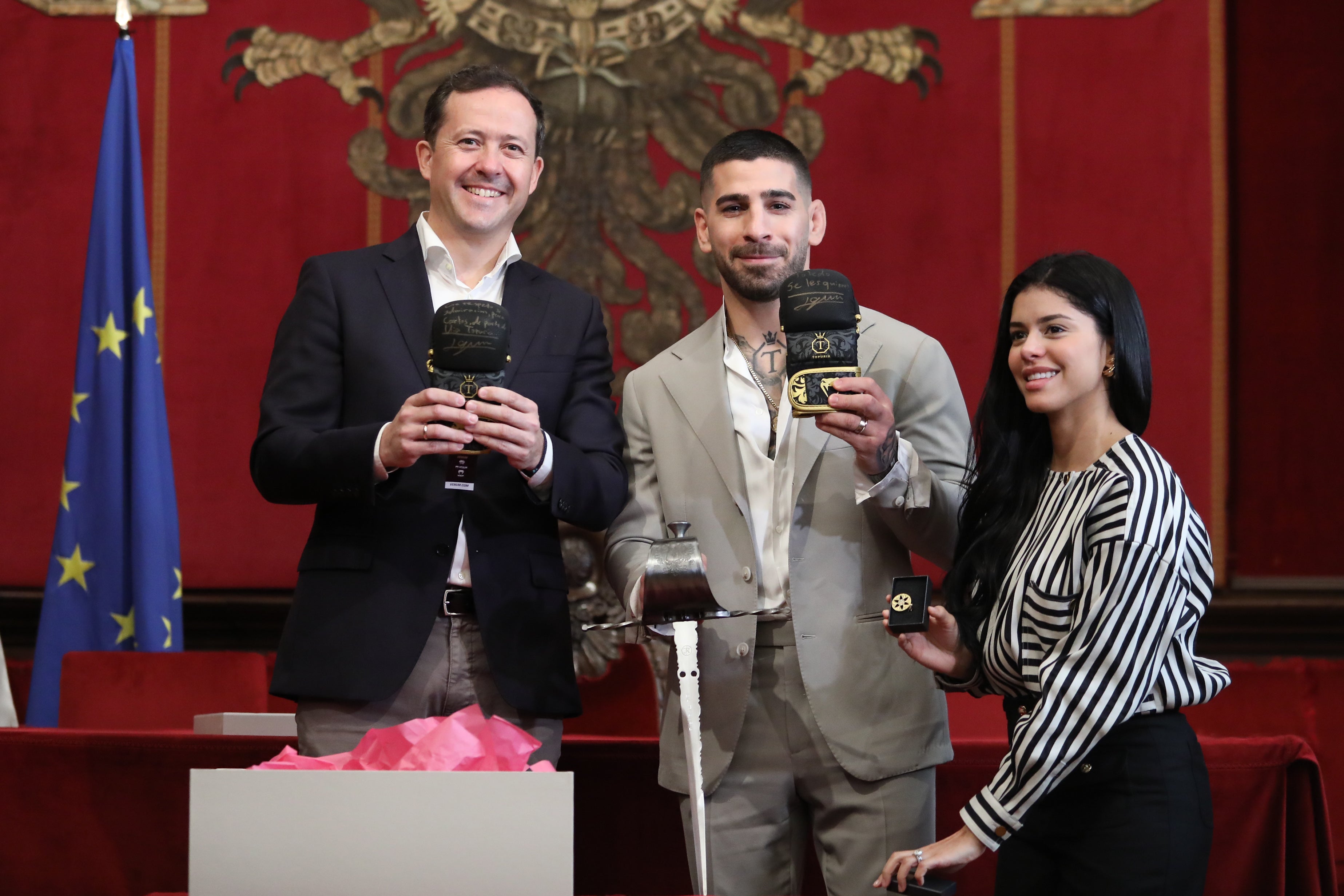 El Ayuntamiento de Toledo homenajea a Ilia Topuria dedicándole un paseo 'de campeones' El Ayuntamiento de Toledo homenajea a Ilia Topuria dedicándole un paseo 'de campeones'