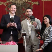 Ilia Topuria visita el Ayuntamiento de Toledo.