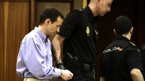 José Bretón tras escuchar el veredicto del jurado por el asesinato de sus hijos. José Bretón tras escuchar el veredicto del jurado por el asesinato de sus hijos.