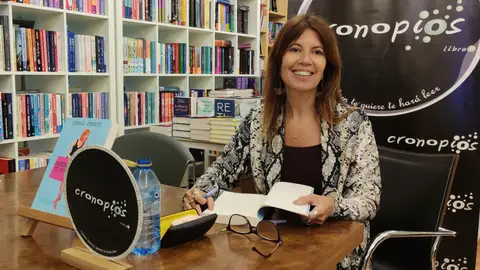 Sibila Freijo al acabar la presentación de su libro "Señora lo será tu puta madre" en la libraría Cronopios de Pontevedra Entre micros y libros