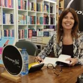 Sibila Freijo al acabar la presentación de su libro "Señora lo será tu puta madre" en la libraría Cronopios de Pontevedra
