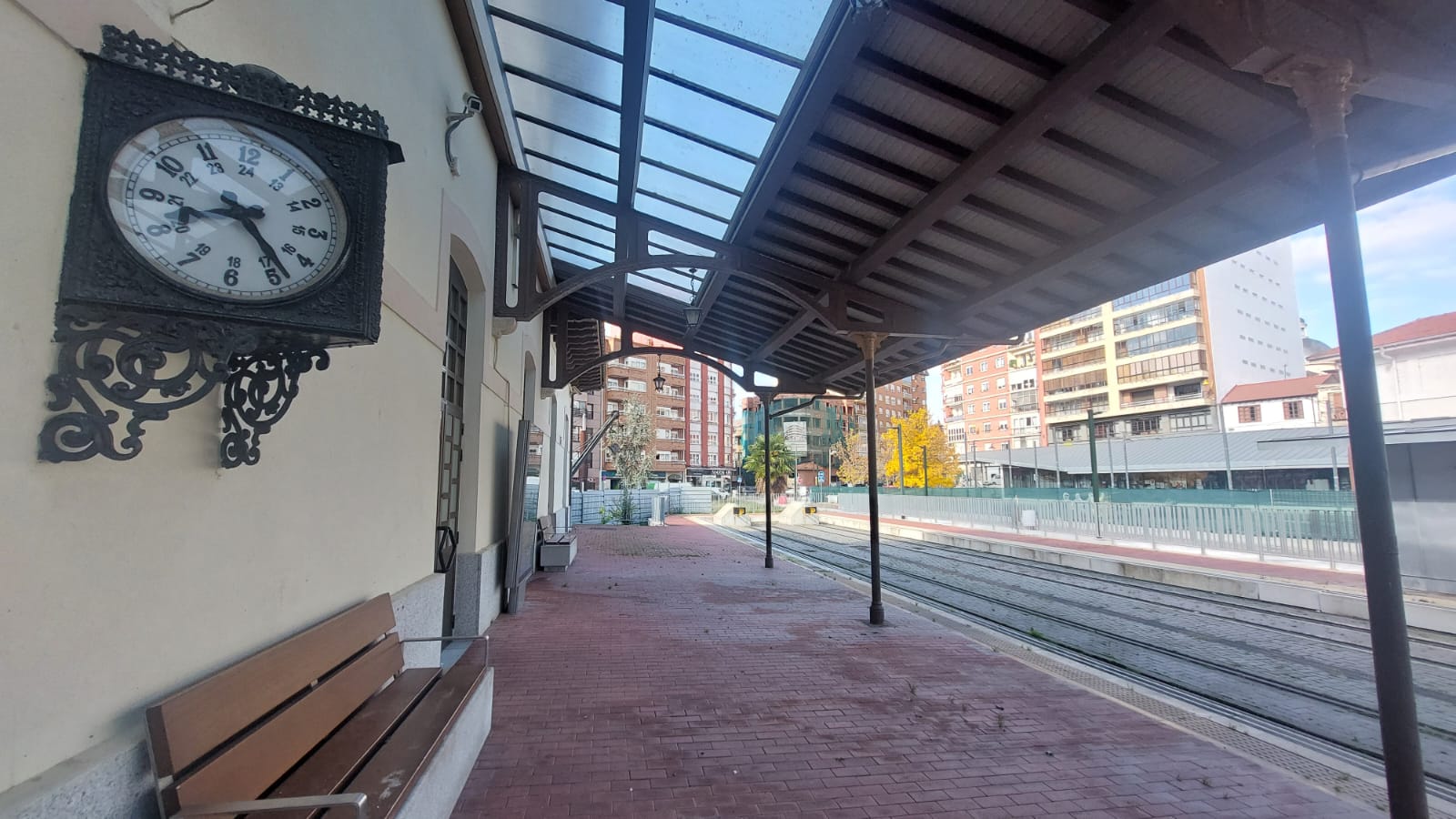 El Gobierno defiende la 'solución provisional' para Feve: poner tres autobuses eléctricos costaría un millón de euros; la vuelta del tren, veinte El Gobierno defiende la 'solución provisional' para Feve: poner tres autobuses eléctricos costaría un millón de euros; la vuelta del tren, veinte