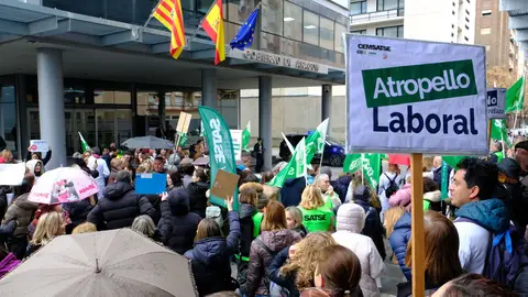 Fotografía de la concentración de la huelga de Atención Primaria del 24 de marzo, frente al Departamento de Sanidad del Gobierno de Aragón Fotografía de la concentración de la huelga de Atención Primaria del 24 de marzo, frente al Departamento de Sanidad del Gobierno de Aragón