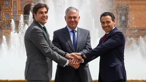 Ángel Haro, presidente del Real Betis; José Luis Sanz, alcalde de Sevilla; y José María del Nido Carrasco, presidente del Sevilla Fútbol Club Ángel Haro, presidente del Real Betis; José Luis Sanz, alcalde de Sevilla; y José María del Nido Carrasco, presidente del Sevilla Fútbol Club