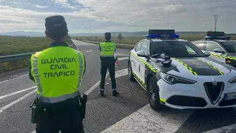 Agentes de la Guardia Civil de Tráfico durante un control. Agentes de la Guardia Civil de Tráfico durante un control.
