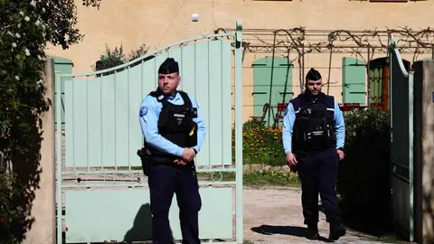 Agentes de la Gendarmería francesa en la casa de los abuelos del niño Agentes de la Gendarmería francesa en la casa de los abuelos del niño