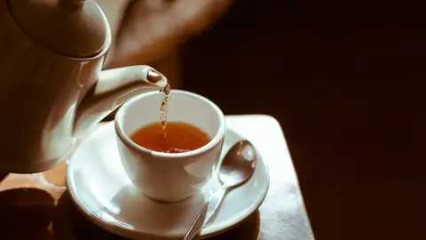 Una tetera y una taza de té Una tetera y una taza de té