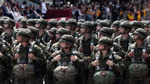 Militares desfilan durante el desfile con motivo del día de las fuerzas armadas, a 25 de mayo de 2024, en Oviedo. Militares desfilan durante el desfile con motivo del día de las fuerzas armadas, a 25 de mayo de 2024, en Oviedo.
