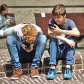 Adolescents mirant els seus telèfons mòbils