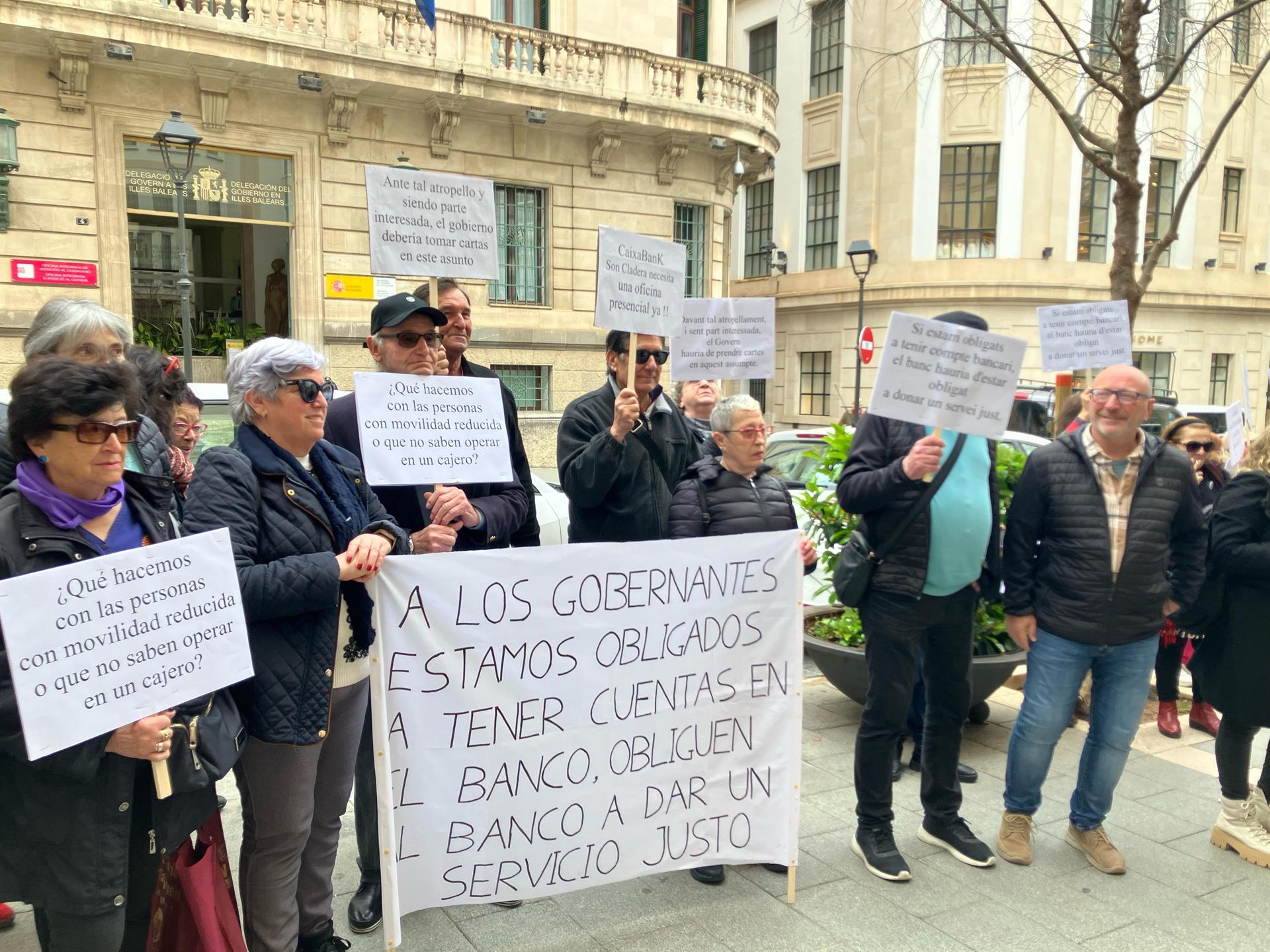 Pensionistas de Palma exigen al Gobierno servicios bancarios dignos y accesibles para los mayores Pensionistas de Palma exigen al Gobierno servicios bancarios dignos y accesibles para los mayores