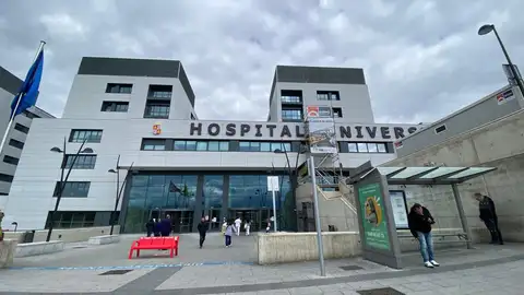 Fachada del edificio y andamio de la obra Fachada del edificio y andamio de la obra