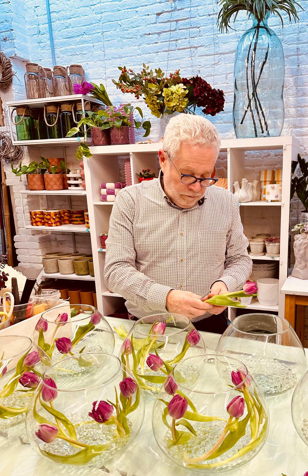 Joan Guillén, florista "per amor i per convicció" Joan Guillén, florista "per amor i per convicció"