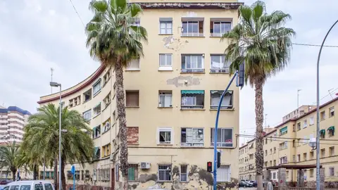 Uno de los edificios de la plaza Yolanda Escrich Uno de los edificios de la plaza Yolanda Escrich