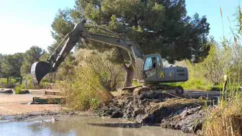 Maquinaria de la UME trabajando en la zona, en una imagen facilitada por la Delegación del Gobierno. Maquinaria de la UME trabajando en la zona, en una imagen facilitada por la Delegación del Gobierno.