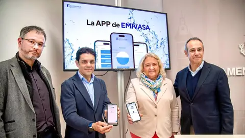 Presentación de la nueva APP de Emivasa con el CEO de Global Omnium, Dionisio García (d); la primera teniente de alcalde en València, María José Ferrer; el edil del Ciclo Integral del Agua en la ciudad, Carlos Mundina, y un técnico. Presentación de la nueva APP de Emivasa con el CEO de Global Omnium, Dionisio García (d); la primera teniente de alcalde en València, María José Ferrer; el edil del Ciclo Integral del Agua en la ciudad, Carlos Mundina, y un técnico.
