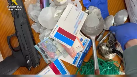 Detenido en Santa Pola un hombre por vender desde su vivienda heroína y hachís que compraba en Elche. Detenido en Santa Pola un hombre por vender desde su vivienda heroína y hachís que compraba en Elche.