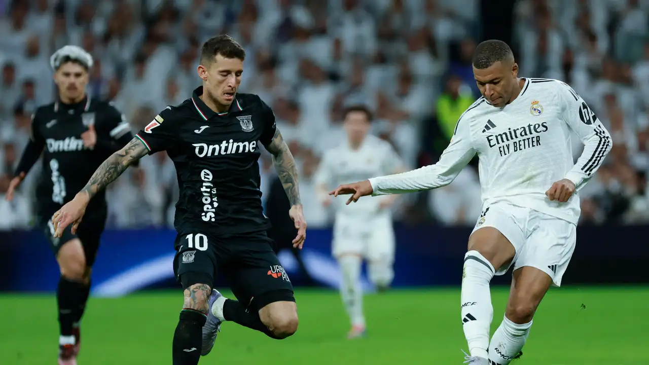 El delantero del Real Madrid Kylian Mbappé (d) en acción durante el partido de la jornada 29 de LaLiga El delantero del Real Madrid Kylian Mbappé (d) en acción durante el partido de la jornada 29 de LaLiga