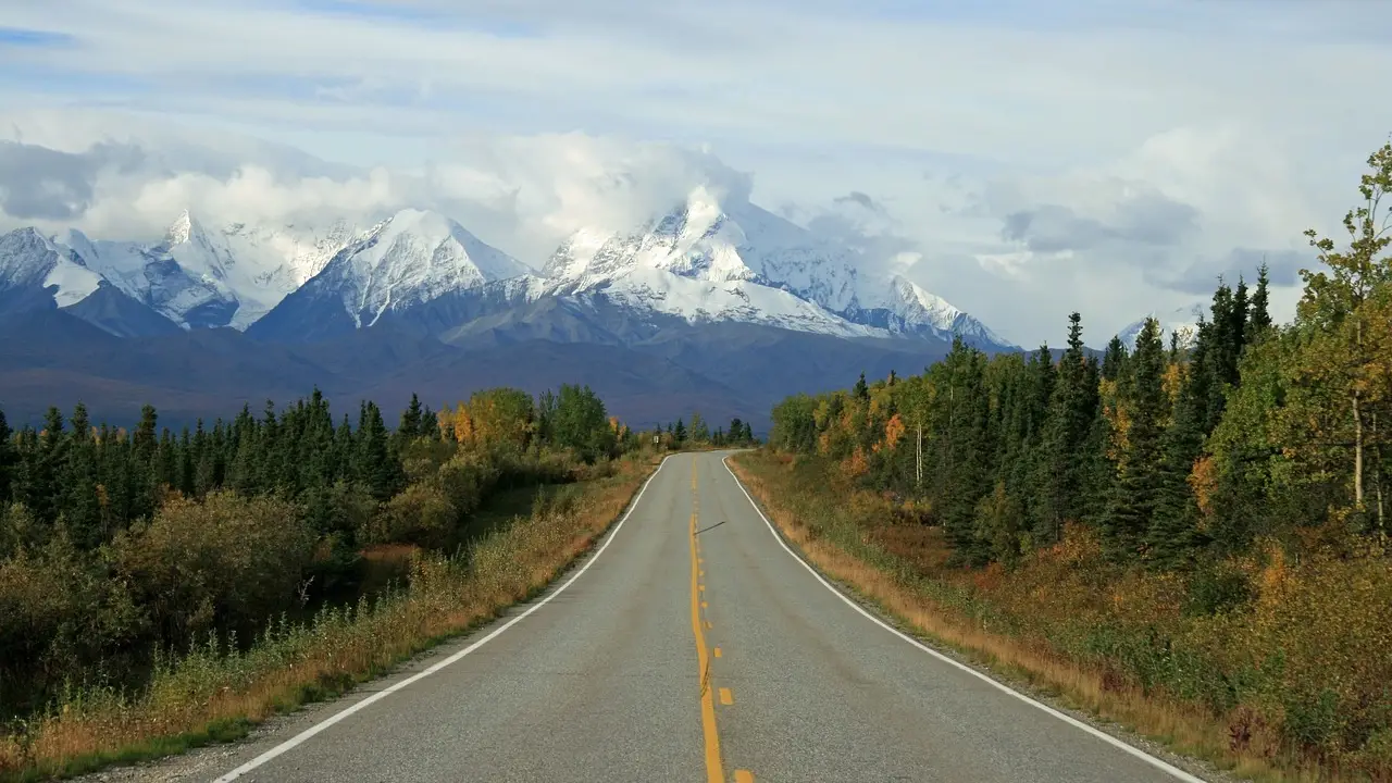 Carretera a la montaña en Alaska Carretera a la montaña en Alaska
