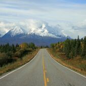 Carretera a la montaña en Alaska