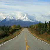 Carretera a la montaña en Alaska Carretera a la montaña en Alaska