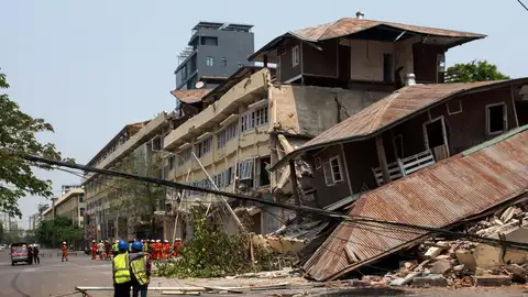 Un edificio colapsado en la ciudad de Mandalay, Birmania. Un edificio colapsado en la ciudad de Mandalay, Birmania.