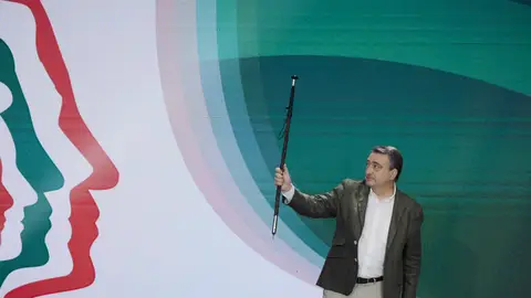 Aitor Esteban apela al sentimiento y hace un llamamiento a la "unidad" Aitor Esteban alza la 'makila' que le confiere el mando del PNV