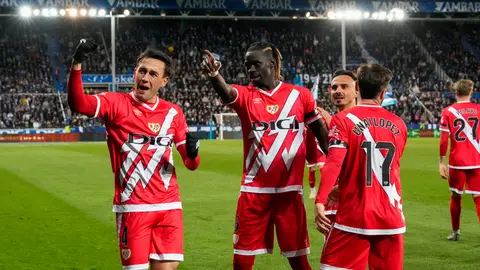 El Rayo gana al Alavés para seguir apuntando a Europa El Rayo gana al Alavés para seguir apuntando a Europa