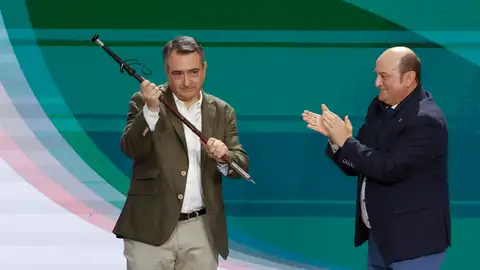 La IX Asamblea General del PNV ha designado por unanimidad a Aitor Esteban (i) como nuevo presidente del partido, en sustitución de Andoni Ortuzar, este domingo en San Sebastián. La IX Asamblea General del PNV ha designado por unanimidad a Aitor Esteban (i) como nuevo presidente del partido, en sustitución de Andoni Ortuzar, este domingo en San Sebastián.