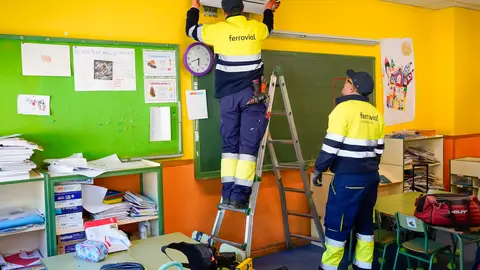 Comienza en Torrejón de Ardoz la instalación de sistemas de climatización en los colegios públicos Colocación de un sistema de climatización en un aula de un colegio de Torrejón de Ardoz