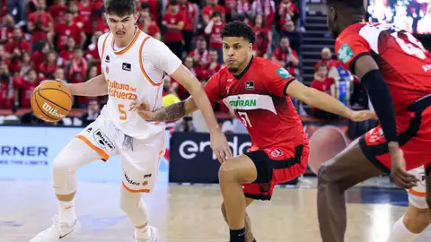 Sergio de Larrea reaparece en el momento clave de la temporada de Valencia Basket Sergio de Larrea reaparece en el momento clave de la temporada de Valencia Basket