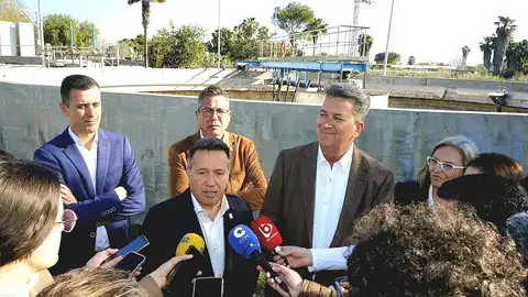 El conseller de Medio Ambiente, Martínez Mus, con el alcalde de Burriana, Jorge Monferrer y concejales del ayuntamiento. El conseller de Medio Ambiente, Martínez Mus, con el alcalde de Burriana, Jorge Monferrer y concejales del ayuntamiento.