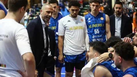 29-3-2025 Javi Rodríguez, entrenador del Alimerka Oviedo Baloncetso, da instrucciones a sus jugadores en el partido ante Morón 29-3-2025 Javi Rodríguez, entrenador del Alimerka Oviedo Baloncetso, da instrucciones a sus jugadores en el partido ante Morón
